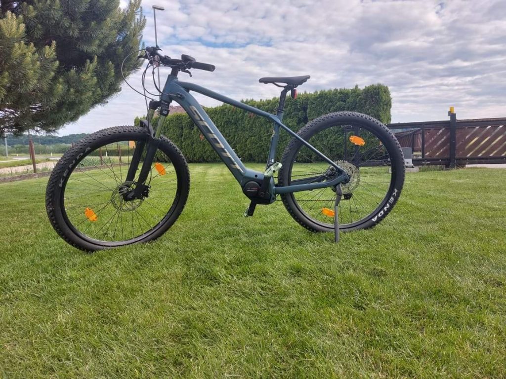 Slika električnega kolesa, ki si ga je mogoče izposoditi v Haloški vili